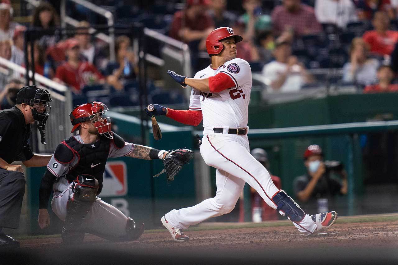 打出內野高飛球後愛跑不跑的球員很多，像普伊格、卡諾都是常客，但這種9成9必出局的play，國民隊當家球星索托(右)才一次忘記跑，就被教練罵得狗血噴頭，實在有些倒楣。 美聯社