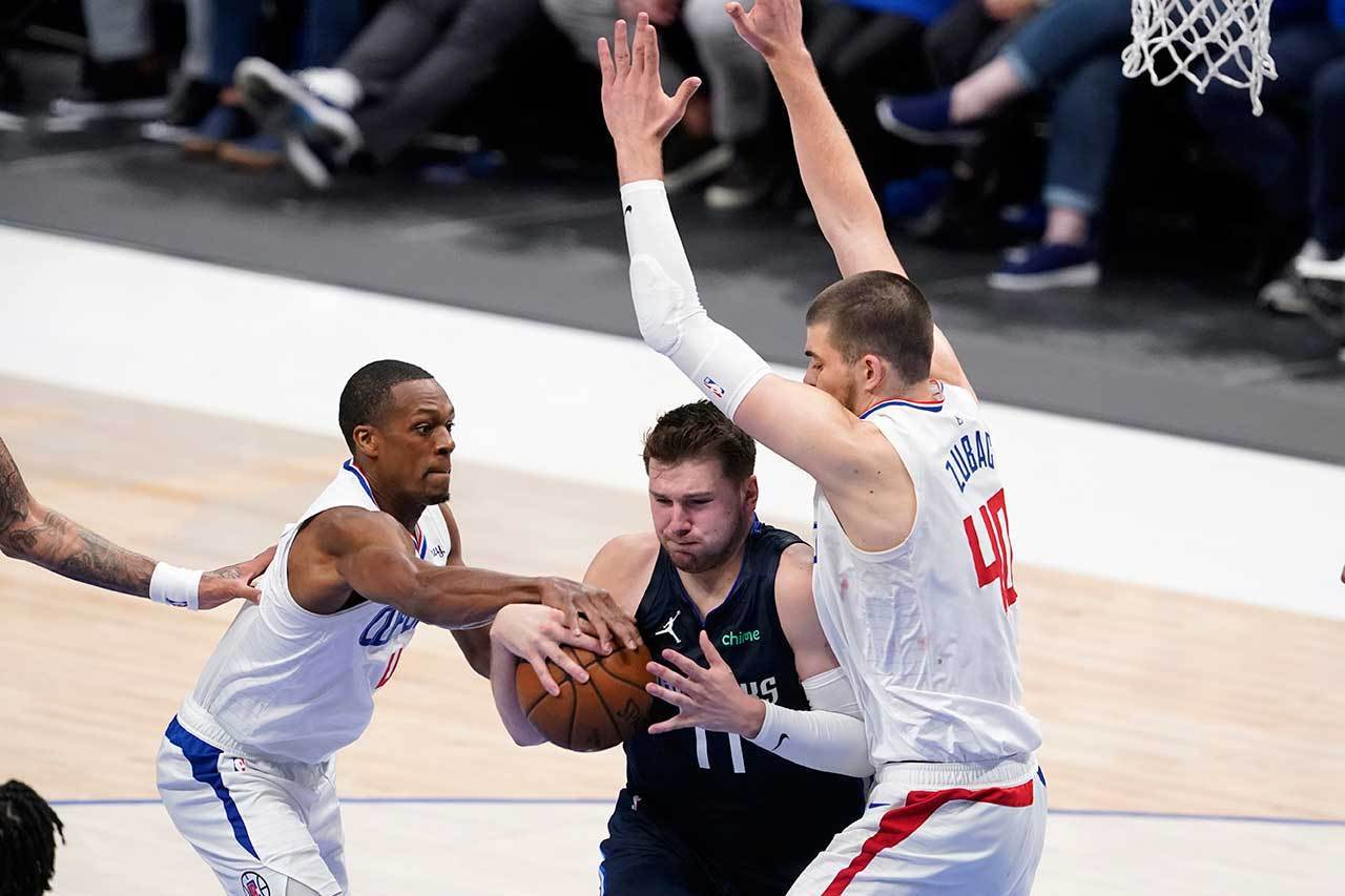 快艇替補後衛朗多(左)明明是季後賽經驗最豐富的老將,但在首輪可能跟隊友祖巴茲(右)一樣被唐西奇(中)搞昏了頭,表現大失水準,但接下來對爵士的比賽應該很有機會清醒過來,對快艇將會有很大的幫助。 美聯社 快艇替補後衛朗多(左)明明是季後賽經驗最豐富的老將,但在首輪可能跟隊友祖巴茲(右)一樣被唐西奇(中)搞昏了頭,表現大失水準,但接下來對爵士的比賽應該很有機會清醒過來,對快艇將會有很大的幫助。 美聯社