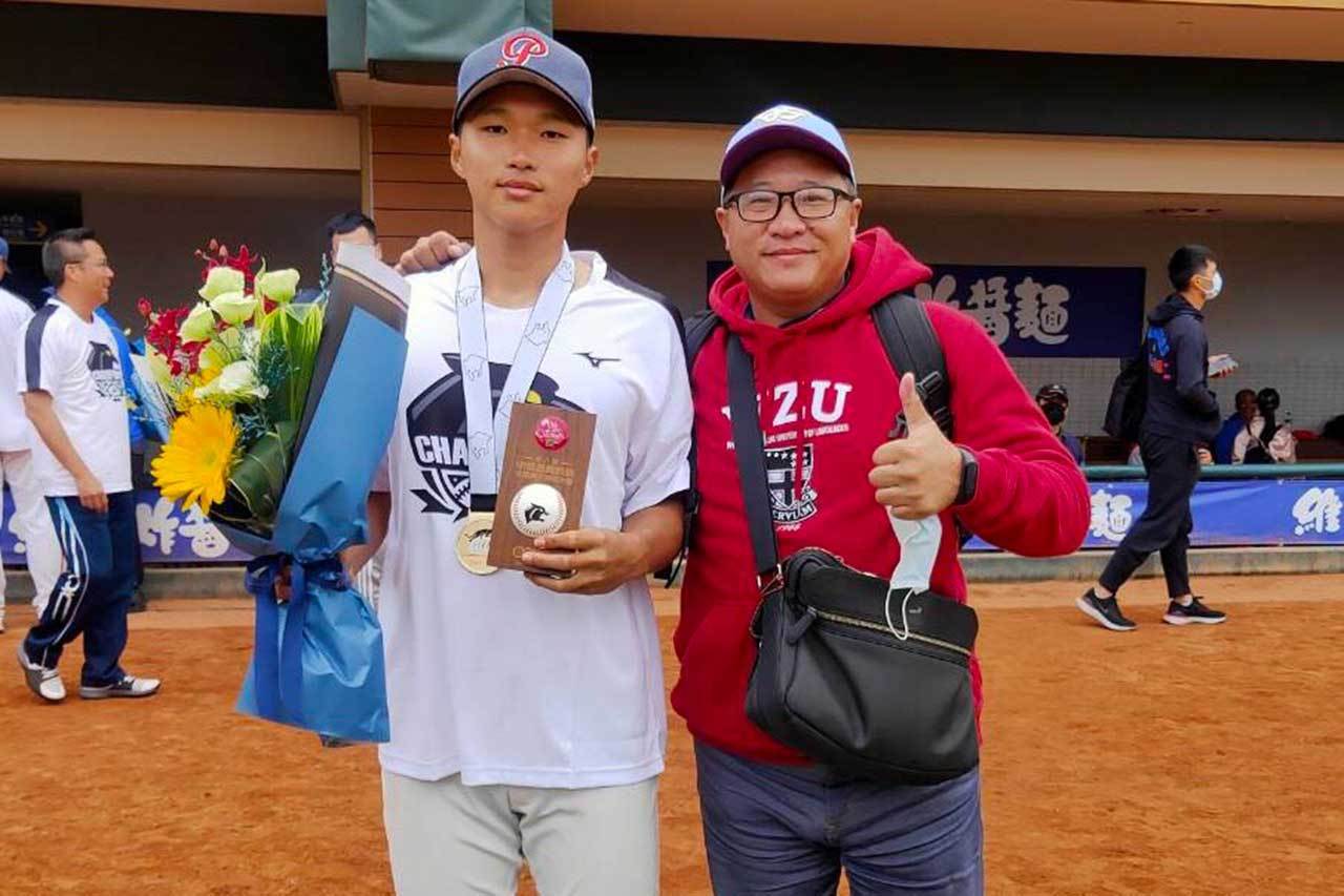 賴延峰(左)選擇先到合庫磨練,不報名職棒選秀,右為父親賴景文。 賴景文/提供 賴延峰(左)選擇先到合庫磨練,不報名職棒選秀,右為父親賴景文。 賴景文/提供