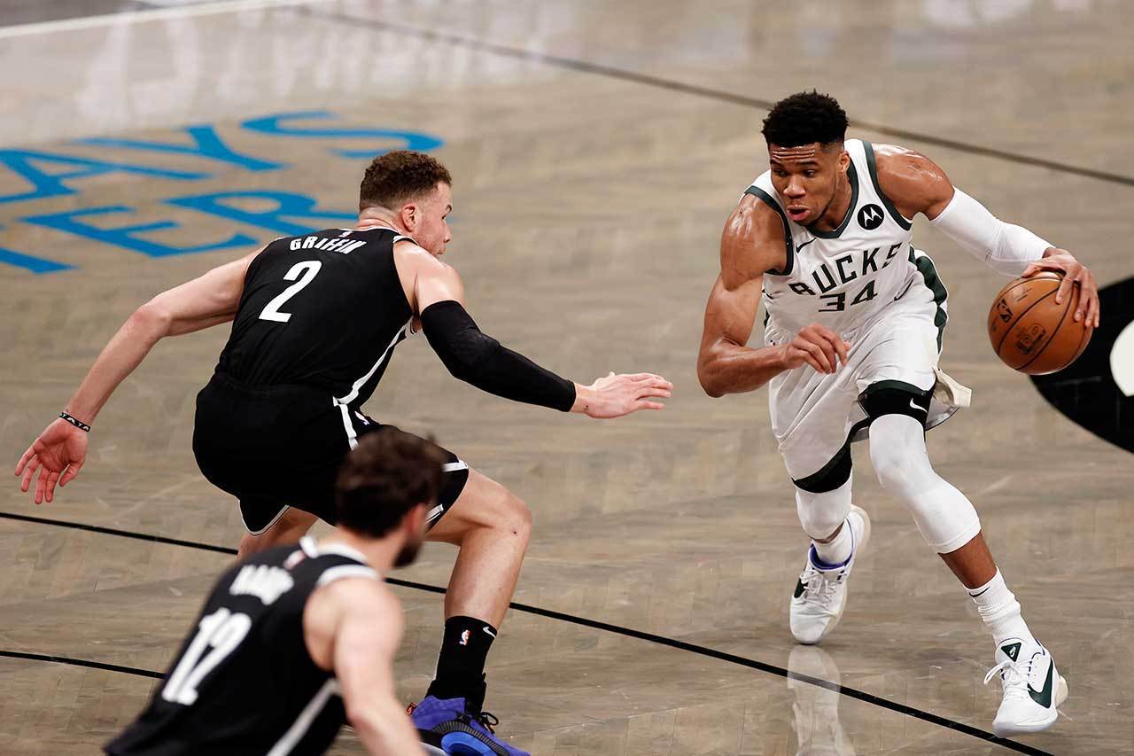 公鹿主將安戴托昆波(右)在前兩戰有些慌亂，隊友的攻守節奏都被他打亂，但是在三、四戰時，他的轉況明顯好轉。 美聯社