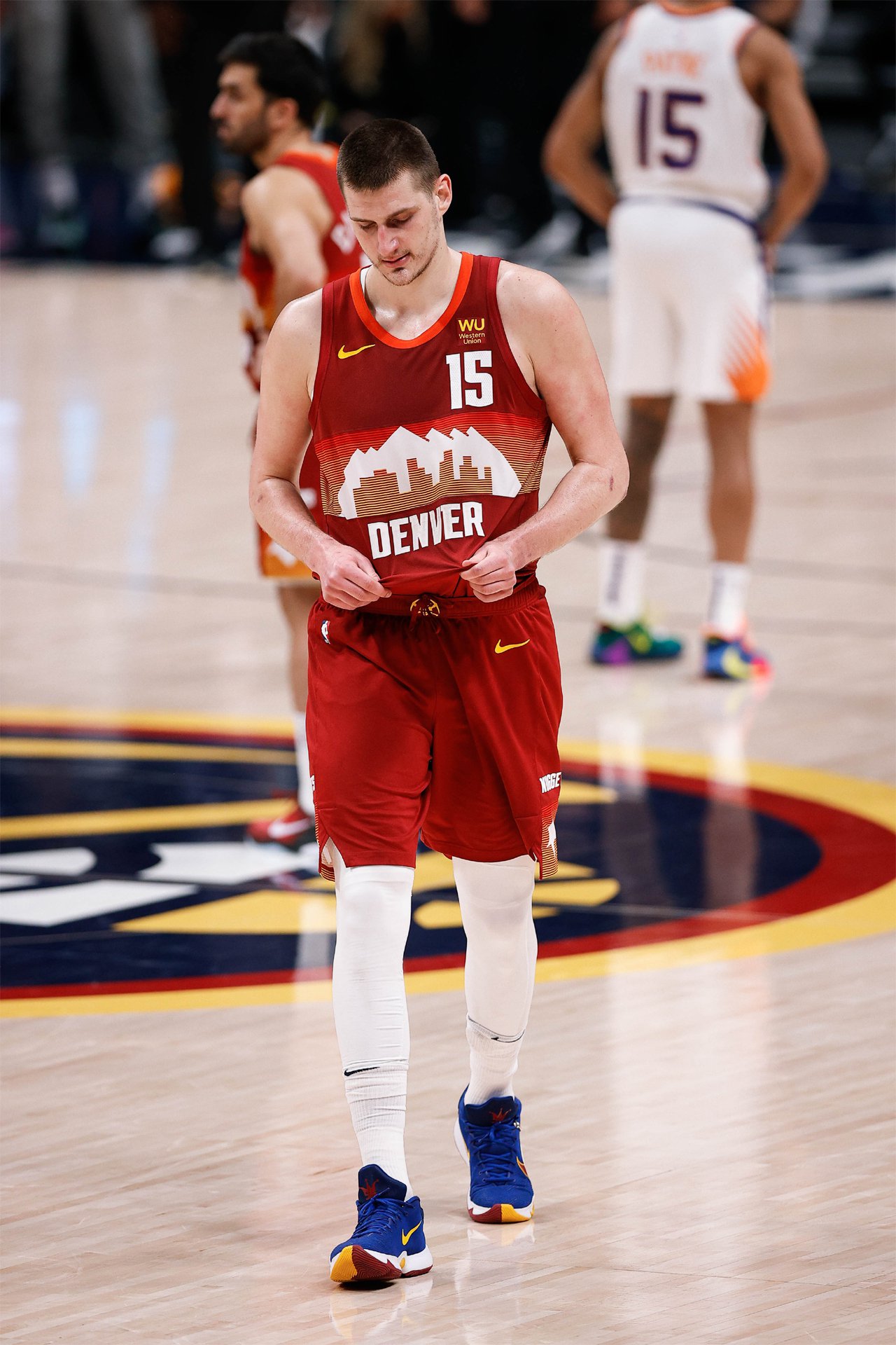 約柯奇成為史上第5位在季後賽遭橫掃出局的當年度MVP得主。路透