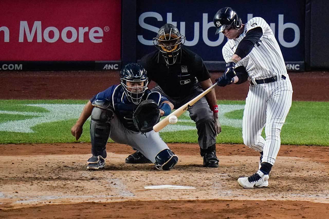 洋基右外野手弗瑞茲爾(右)在去年球季讓人感到驚奇，以為新一代的強打就要出來接棒，想不到本季的打擊狀況是生涯最差！ 美聯社