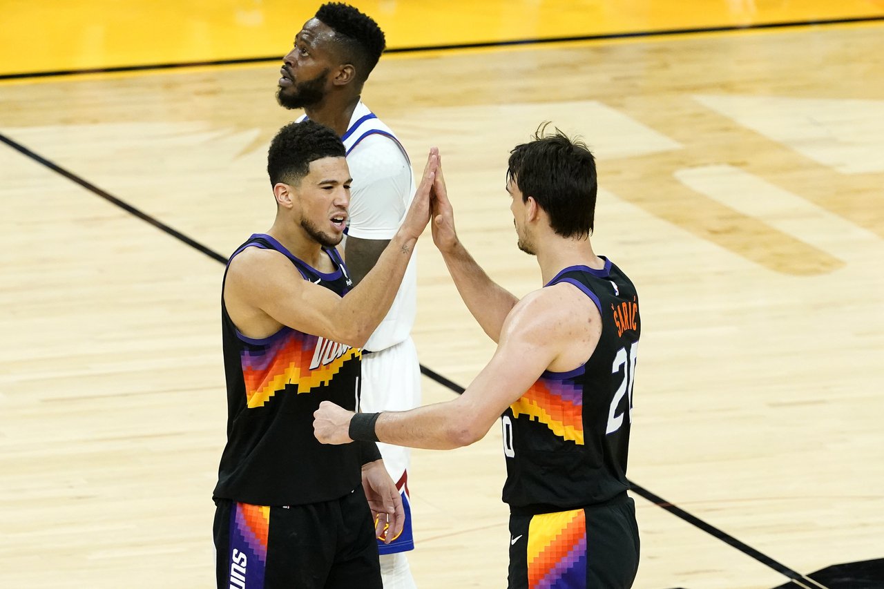 如果去年奧蘭多泡泡賽的那個「Super Dario」薩里奇(右)也能順利歸位，金塊的麻煩就大了！ 美聯社