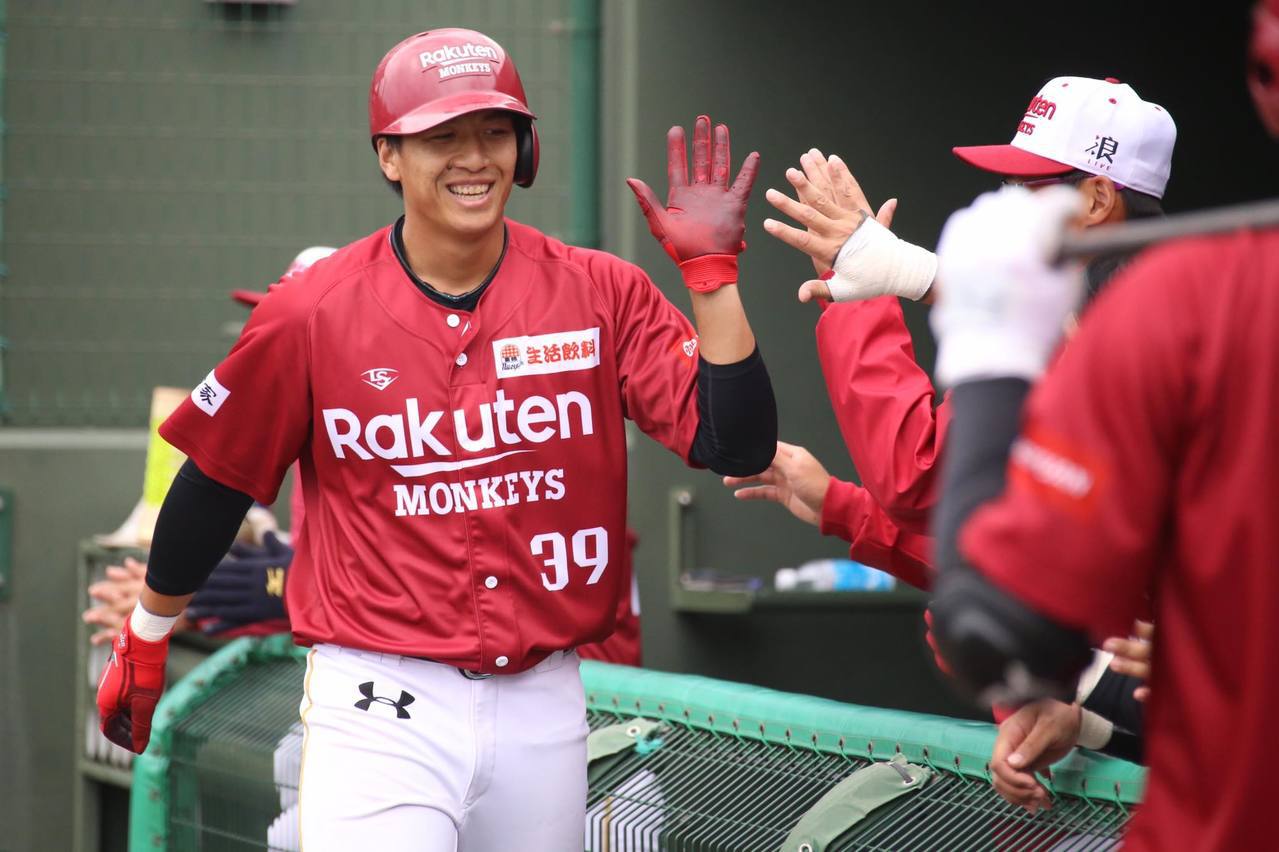 在台灣目前無法盡外解封下，如果外地能夠配合，尋求海外場地繼續開打何嘗不是一個可用之選項。（圖為去年樂天桃猿隊石垣島交流戰） 資料照（樂天桃猿隊提供）