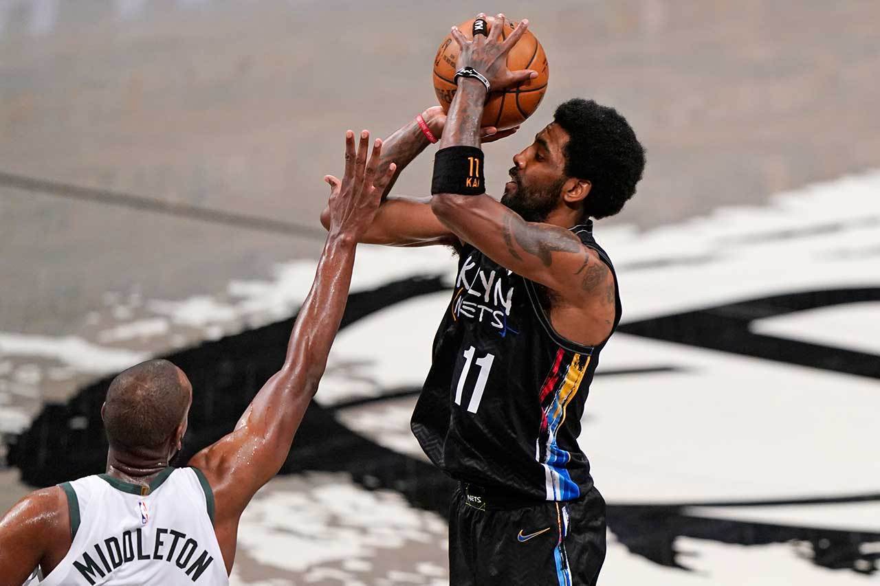 籃網在前兩戰傳出52次助攻，遠多於公鹿的35次，在進攻上就顯得更為順暢。籃網後衛厄文(右)兩戰傳出14次助攻，僅有2次失誤。 美聯社