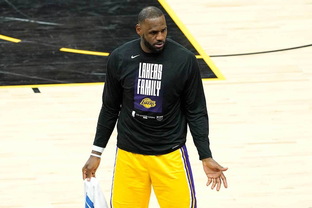 詹姆斯早知湖人在主將受將的情況下，季後賽恐怕會危機重重，只是他沒想到湖人會輸的那麼快，在第一輪就被打得潰不成軍。 美聯社