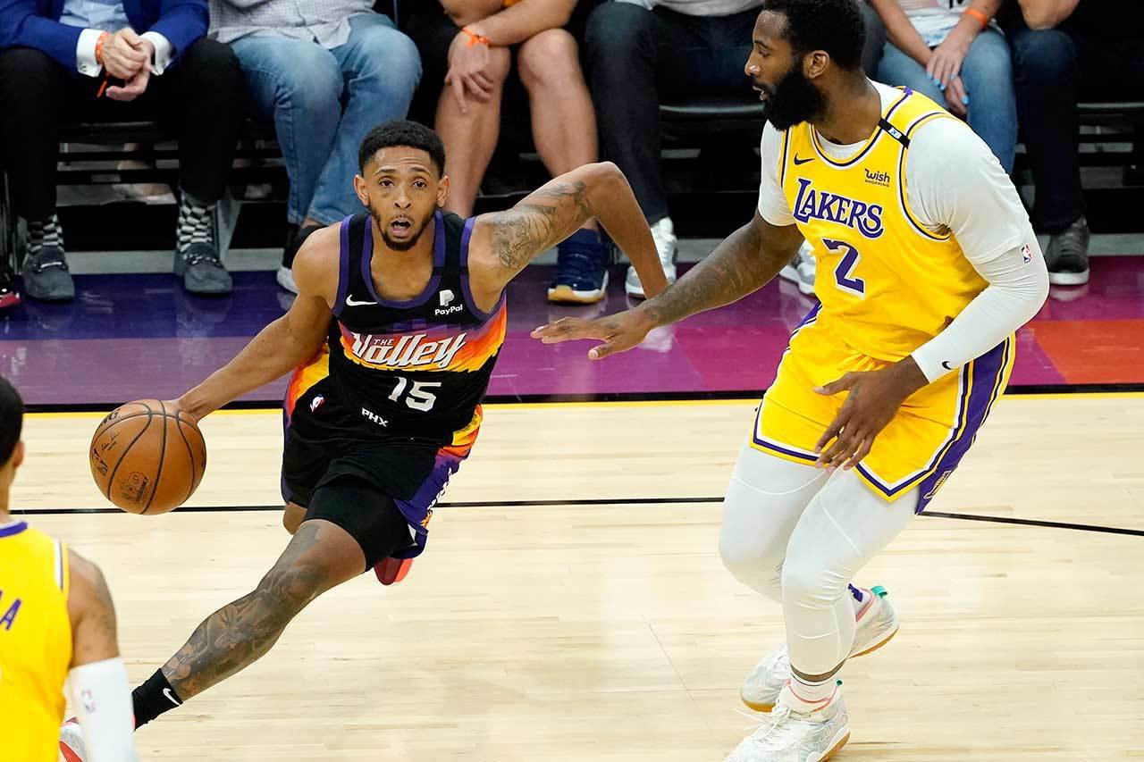 湖人讓佐蒙德(右)的上場時間偏低，要不然應該能稍微牽制太陽的攻勢。 美聯社