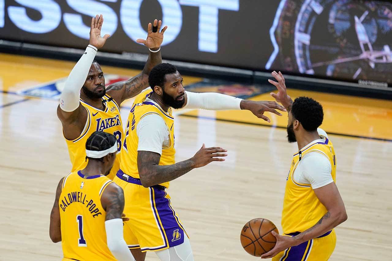 戴維斯（右一）、詹姆斯(左二）和凱威爾波普(左一)是湖人下季開始確定還會在的球員，後兩人合約要到2023年才會到期，戴維斯則是到2025年。 美聯社