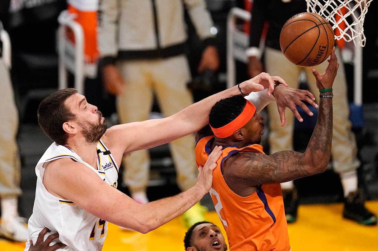 小加索(左)原本失去大量上場時間，如今在戴維斯傷退後活躍起來，成為湖人隊仰仗的內線支援。 美聯社