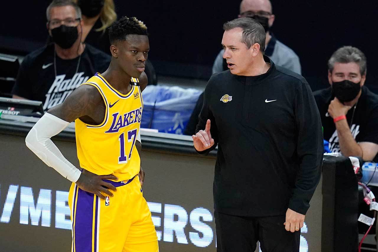 總教練佛蓋爾(右)強調湖人隊目前仍著重在防守端，仿效昔日湖人勁旅的強悍球風，再落實戰術執行以提升進攻效率。 美聯社