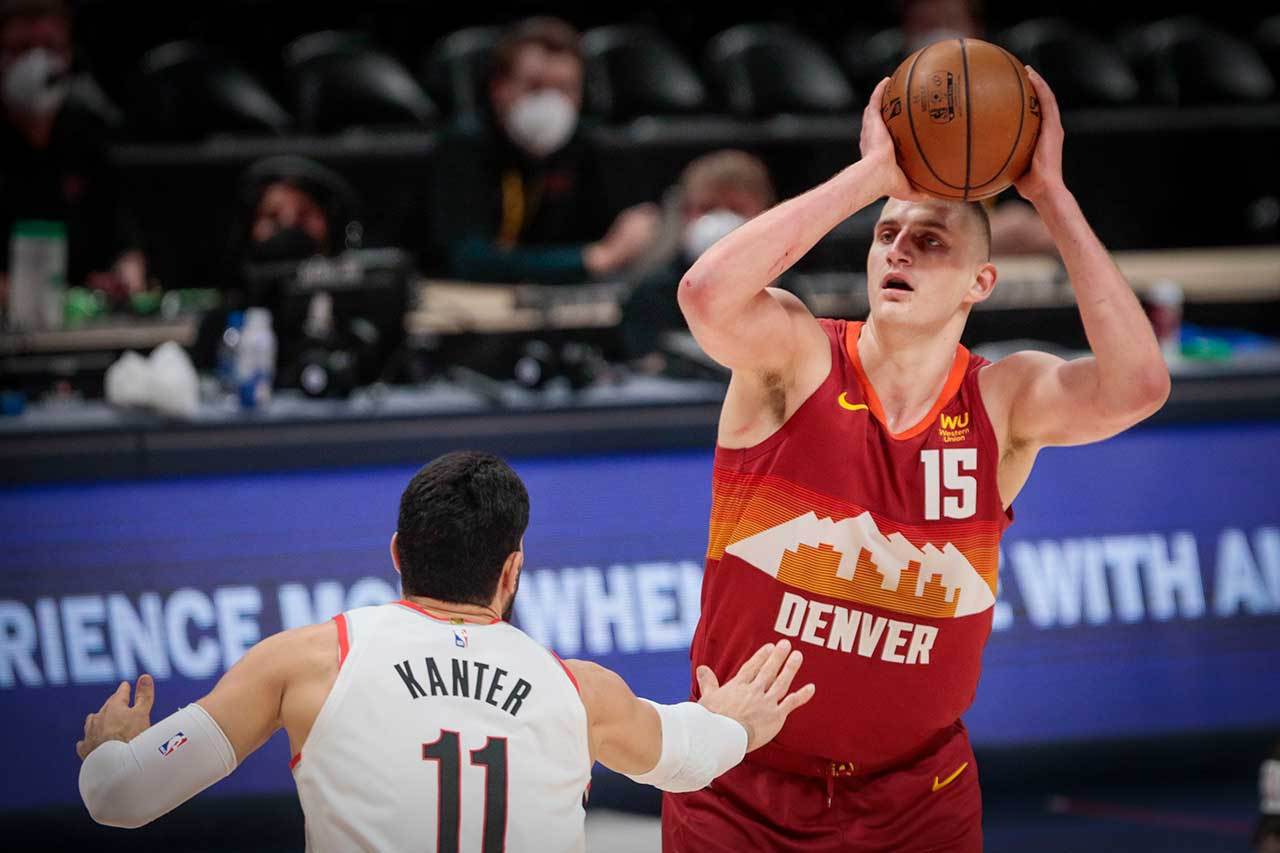 在兩位得分主力穆雷和巴頓都受傷的情況下，金塊需要中鋒約柯奇(右)打出超全面的表現才能帶動隊友贏球。 美聯社