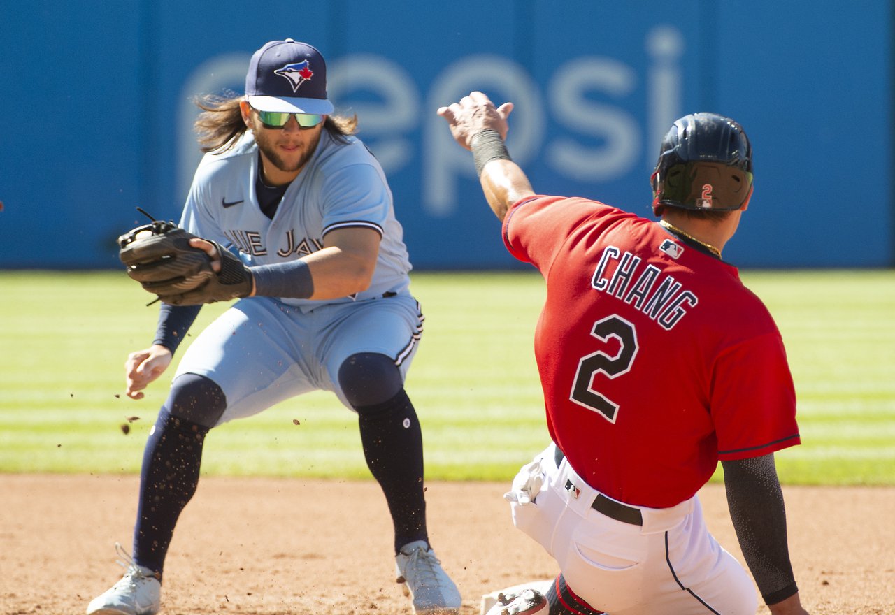 張育成（右）第3局敲出安打上壘，因隊友擊出雙殺打而在二壘前被封殺。 美聯社