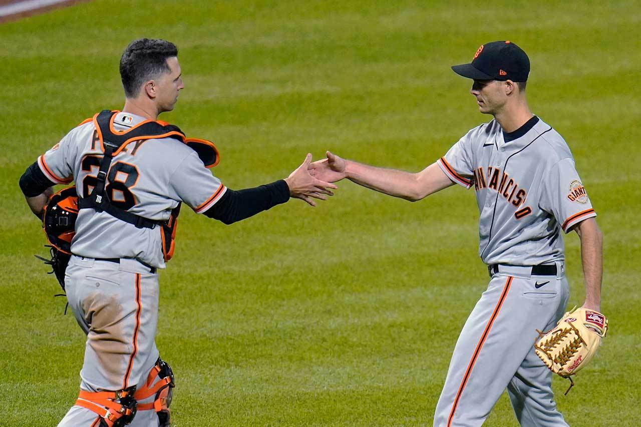 巨人捕手波西(左)曾是拿下國聯新人王的那個翩翩少年，但一蹲十年之後兩鬢已白，打擊實力已大不如前。 美聯社