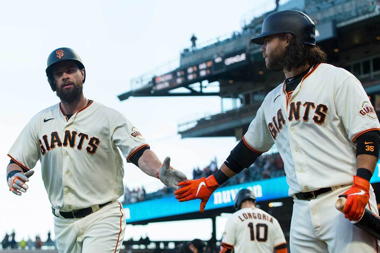 巨人一壘手貝爾特（左）與游擊手克勞佛(右)也是一起在巨人待了11季，同名的兩人雖非親兄弟，合作了那麼久大概也情同兄弟，一起低潮也一起振作！ 美聯社