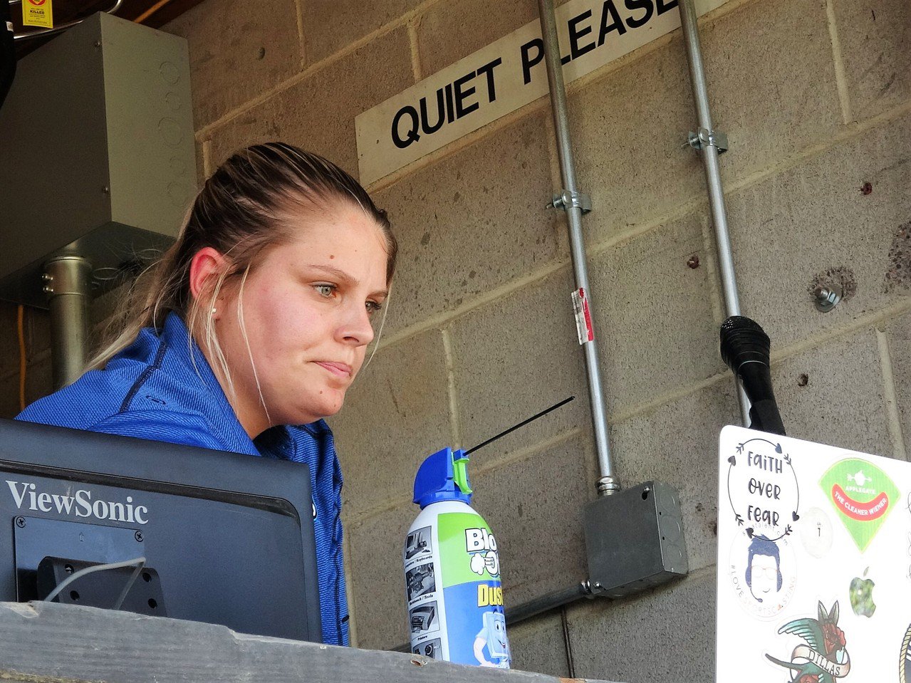 20多歲的吉琳（Jill Gearin）是美國職棒小聯盟少見的女性廣播播報員。 中央社