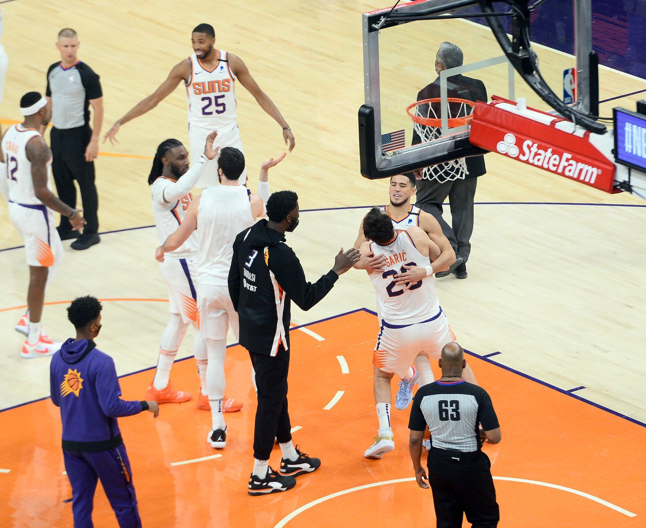 布克致勝罰球立功，與隊友相擁慶祝勝利。 路透