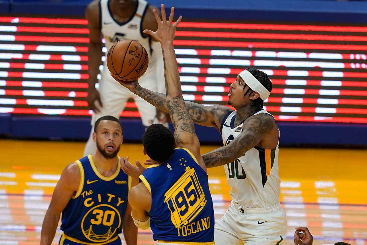 勇士禁區沒有長人真的是很冒險，爵士板凳克拉克森(右)看準這點，對勇士之戰狂投狂切硬拿下了41分，還好柯瑞也得到36分，勇士才驚險贏球。 美聯社