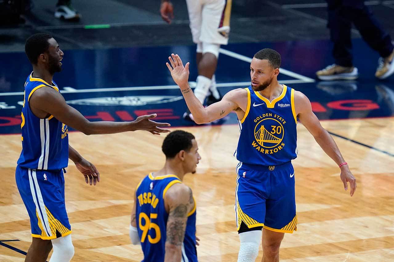 威金斯(左)本季在勇士打了70場比賽，已經能適應柯瑞(右)的節奏，並開始享用有大量空檔的「柯瑞紅利」，5月份平均得分22.9分、投籃命中率高達51.6%。 美聯社