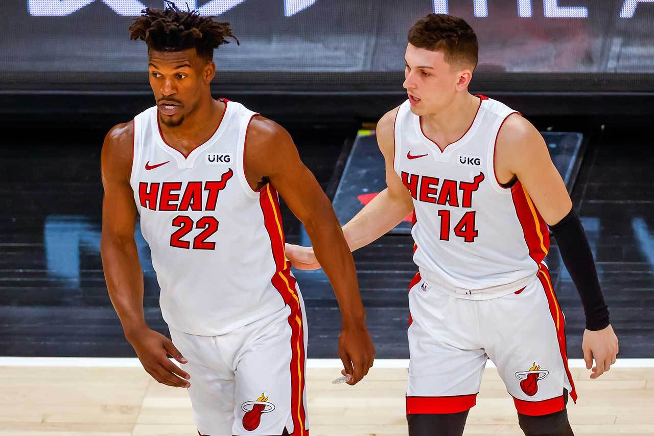 巴特勒(左)打球一向是自我要求很高，而且作風強勢，在過去的球隊常引起隊友怨言，或與教練不合。但是他來到熱火之後有所改變，隊中眾多年輕小將與他相處融洽，對他也非常擁戴。 歐新社資料照片