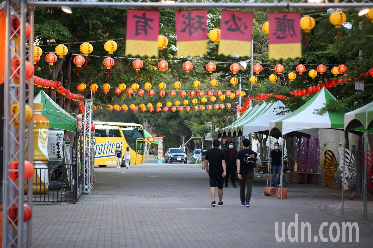 中華職棒大聯盟今天緊急宣布改採不開放觀眾進場的閉門比賽,以確保球迷安全,今天晚間在台南球場外空蕩蕩。記者劉學聖/攝影 中華職棒大聯盟今天緊急宣布改採不開放觀眾進場的閉門比賽,以確保球迷安全,今天晚間在台南球場外空蕩蕩。記者劉學聖/攝影