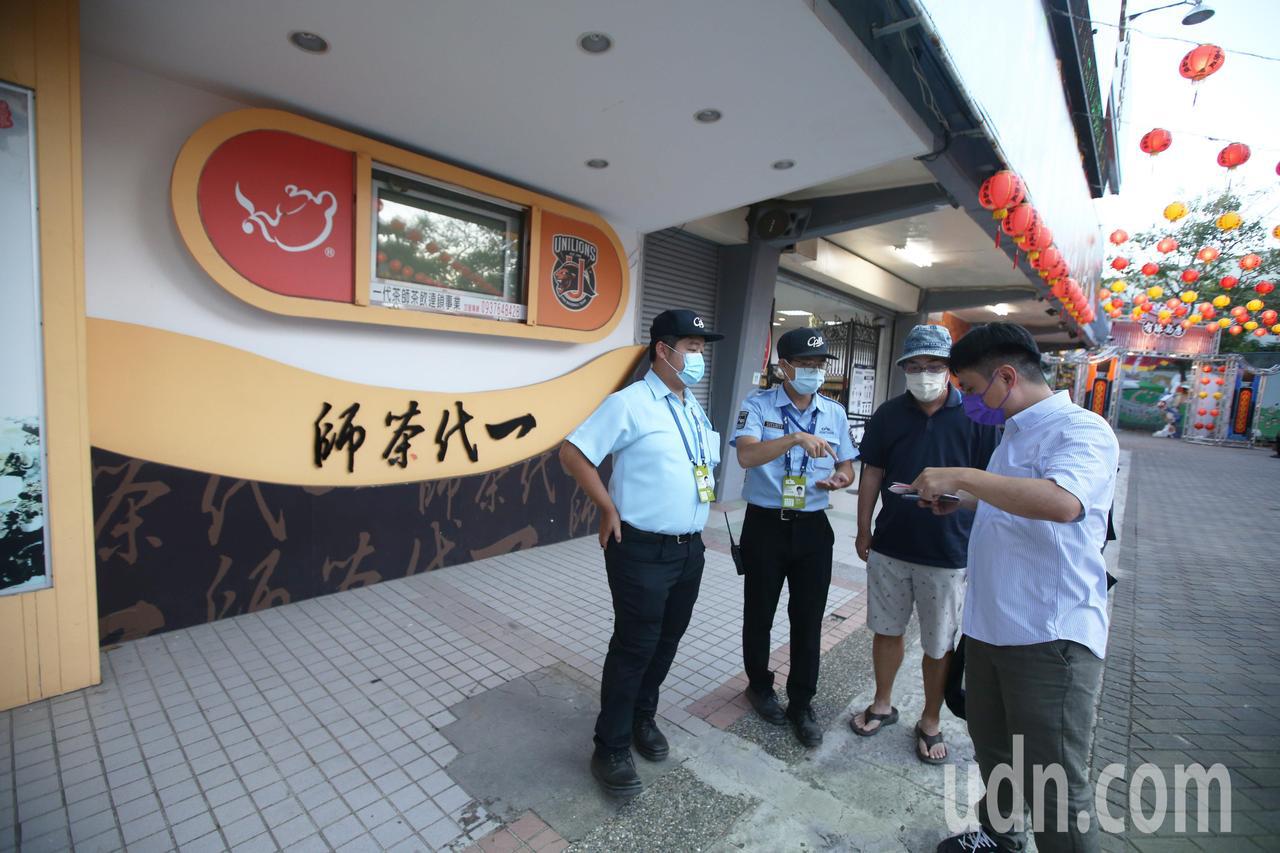 中華職棒大聯盟今天緊急宣布改採不開放觀眾進場的閉門比賽,以確保球迷安全,今天晚間在台南球場有球迷拿著預售票打算進場看球被工作人員勸離。記者劉學聖/攝影 中華職棒大聯盟今天緊急宣布改採不開放觀眾進場的閉門比賽,以確保球迷安全,今天晚間在台南球場有球迷拿著預售票打算進場看球被工作人員勸離。記者劉學聖/攝影